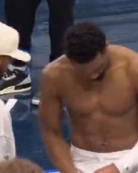 leyu集团-一身腱子肉！米切尔赢球后心情大好 光膀子与NFL球星聊天